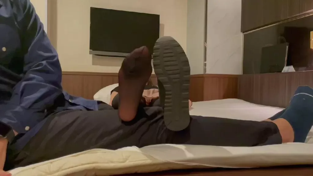 【自购首发】25厘米的大脚黑丝OL，激烈TK软弱的脚掌 2.webp