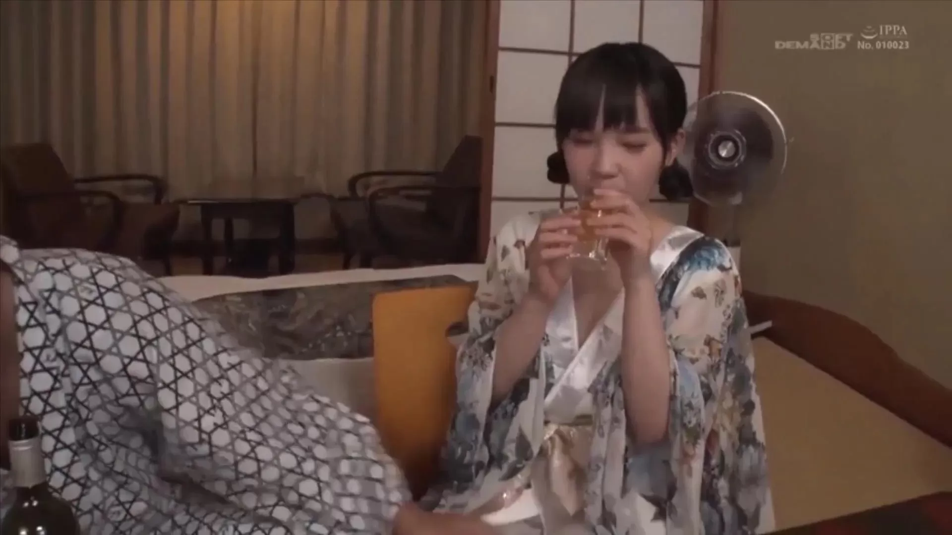 日本-灌醉可爱颜值和服姐姐潜入房间把玩嫩脚tk 1.webp