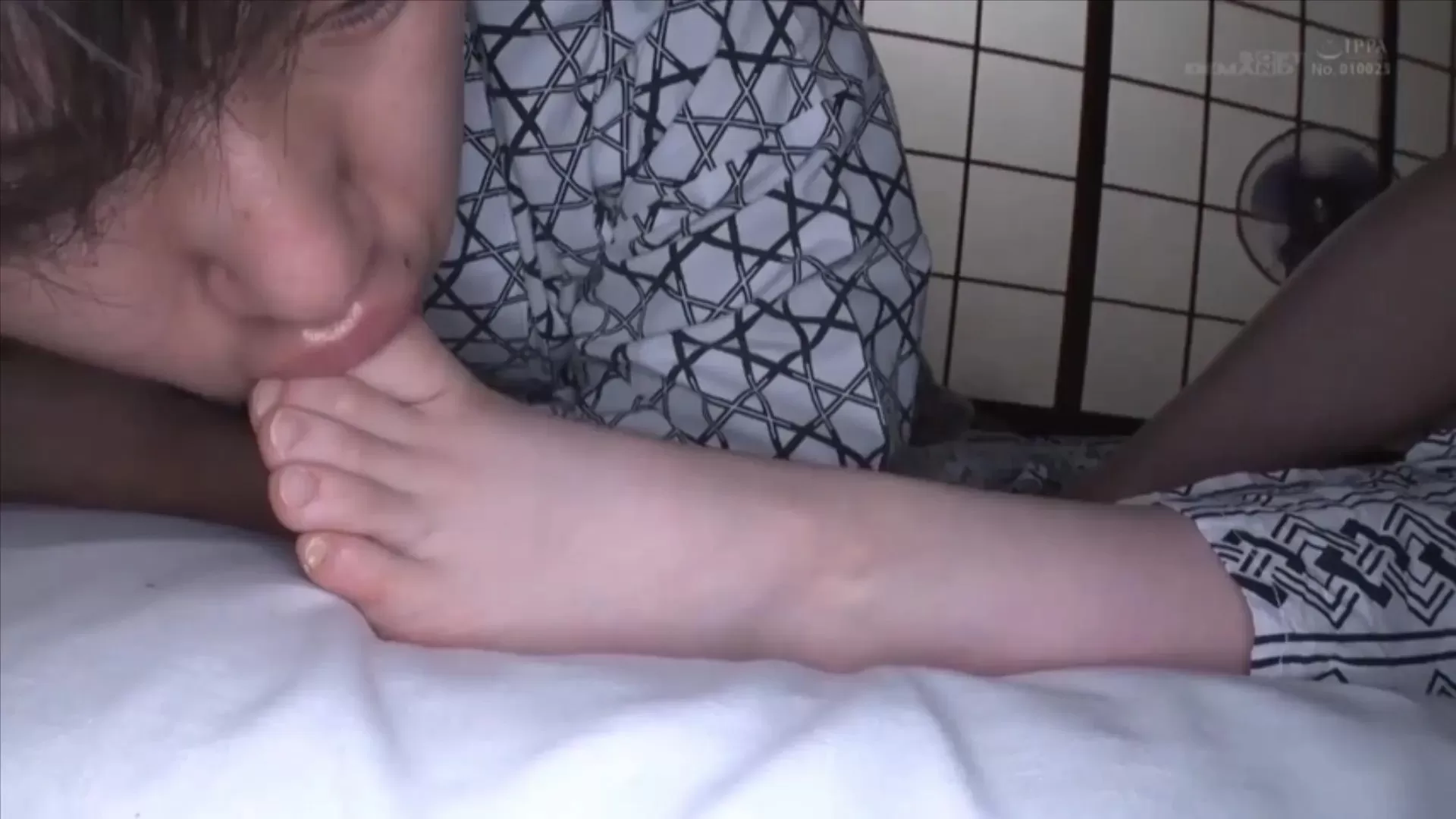 日本-灌醉可爱颜值和服姐姐潜入房间把玩嫩脚tk 4.webp