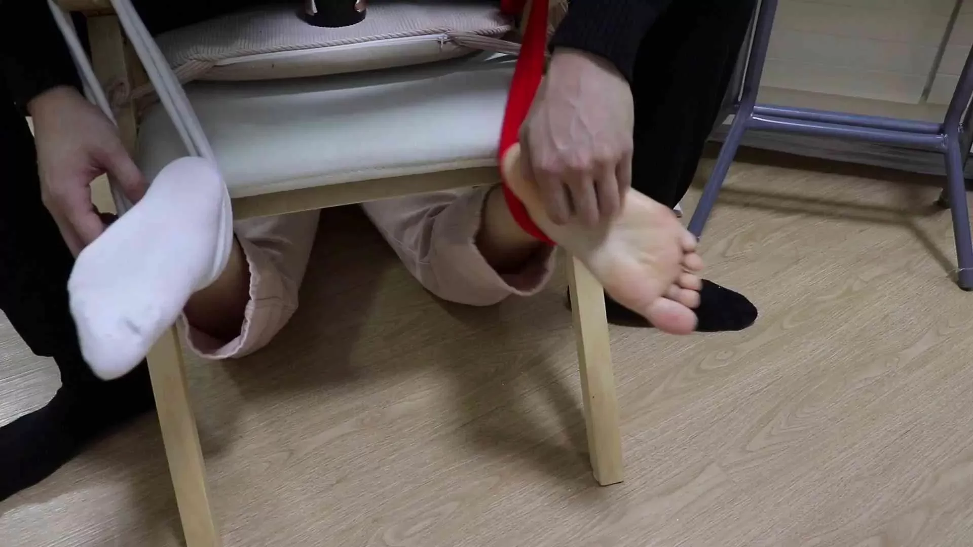 坐在椅子上的嫩脚女友被我强制TK白袜裸足 2.webp