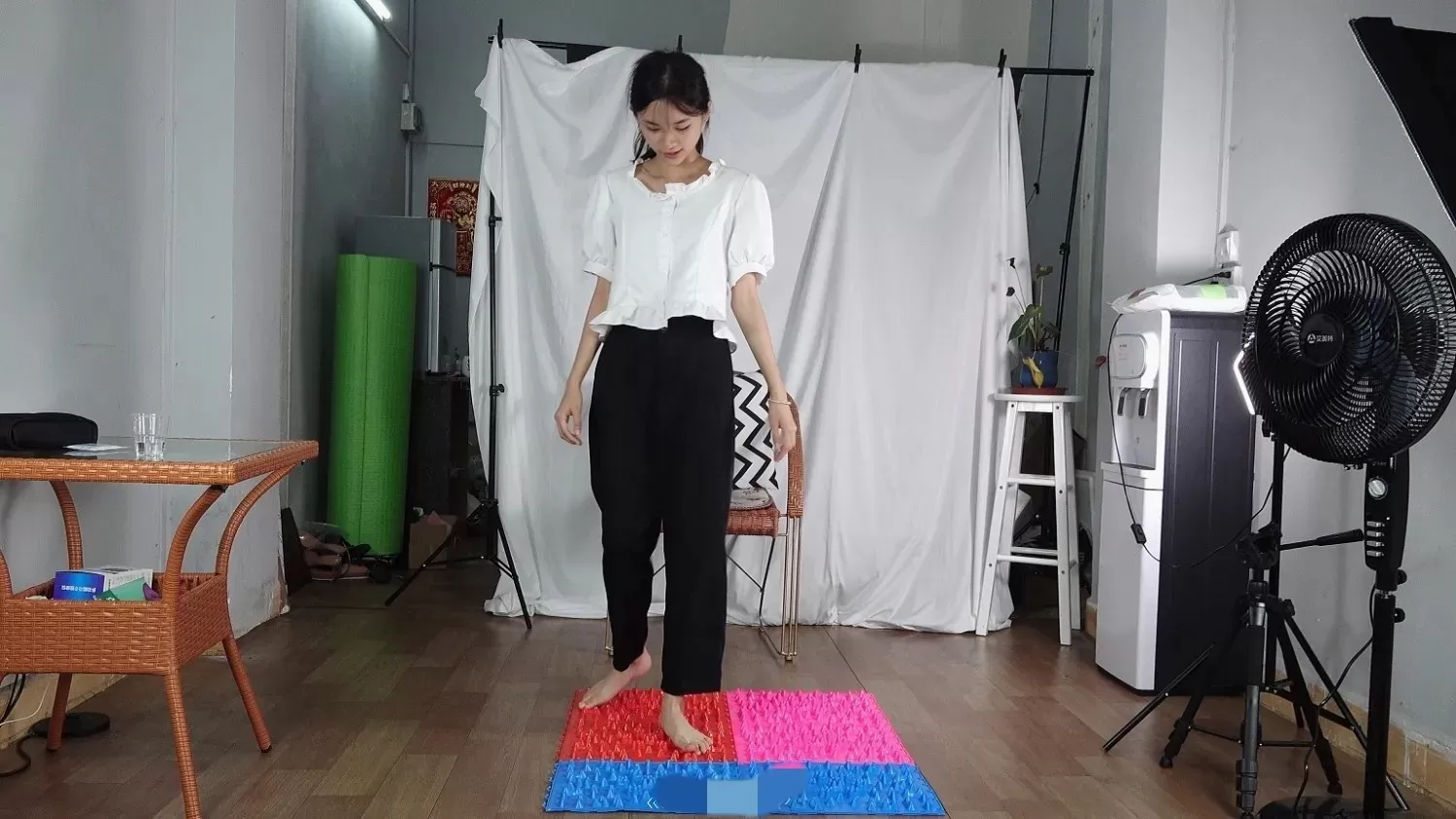 【aapary模拍视频】小敏趾压板，挠脚心电疗仪 1.webp