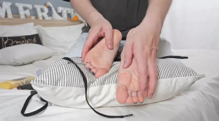 Limerence 最新-颜值少女子子超敏感脚初次被TK，不停闪躲 4.webp