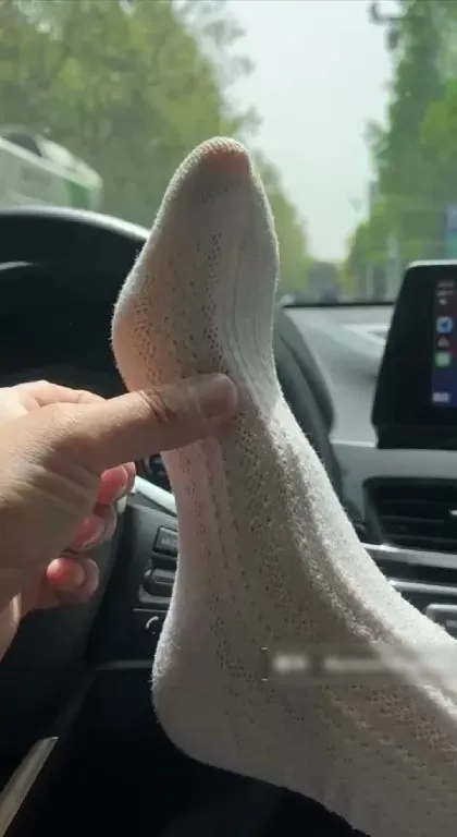 大神车上品玩女生娇嫩美足-套路她脱下鞋子tk她娇嫩的脚丫 (1).webp