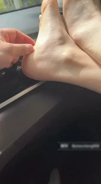 大神车上品玩女生娇嫩美足-套路她脱下鞋子tk她娇嫩的脚丫 (4).webp