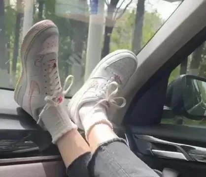 大神车上品玩女生娇嫩美足-套路她脱下鞋子tk她娇嫩的脚丫 (7).webp