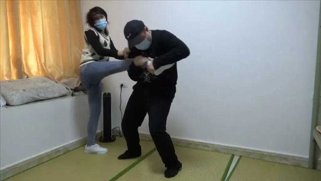 功夫少女暴打入室小贼后、体力不支被反制tk咬脚 (4).webp