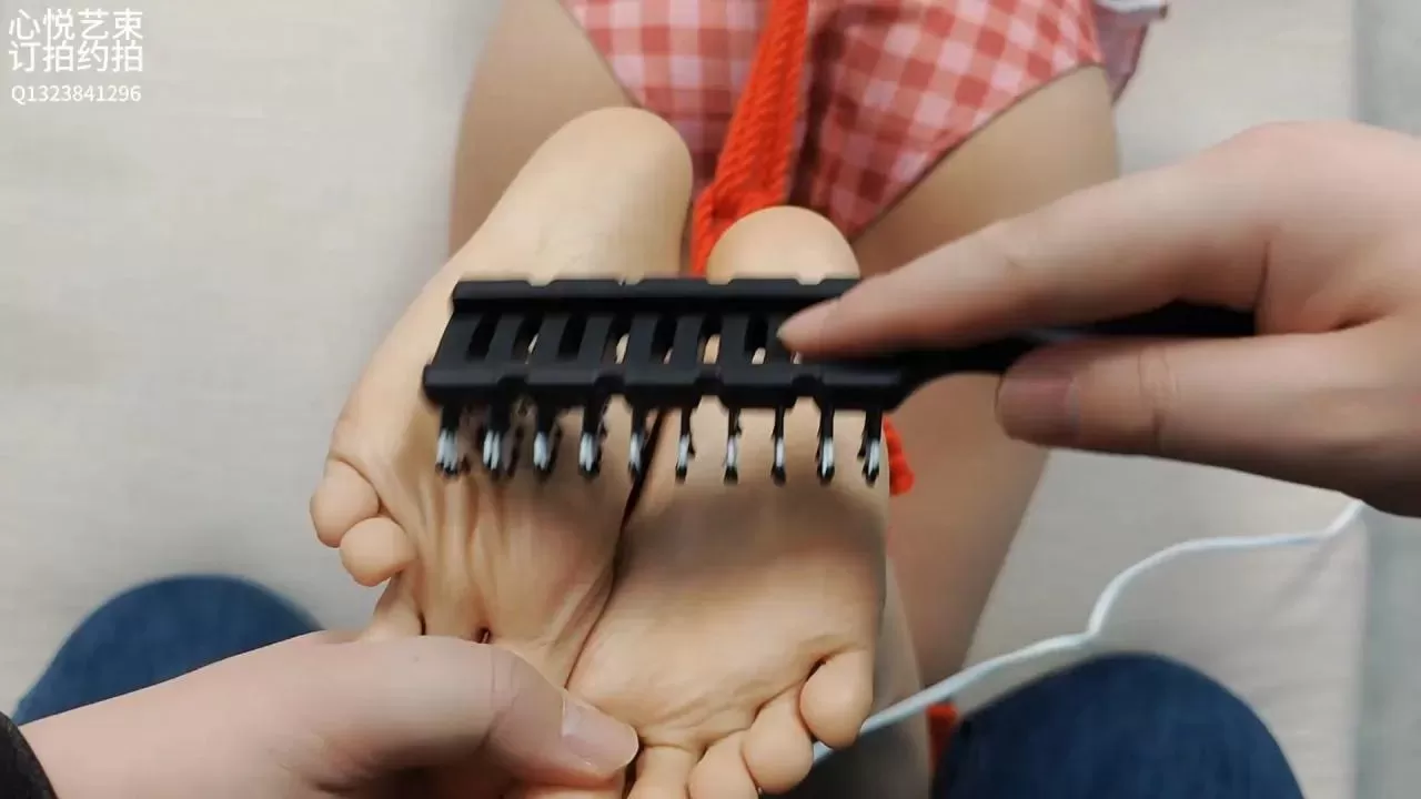 【心悦艺束】文文小萝莉的驷马玩脚TK (3).webp