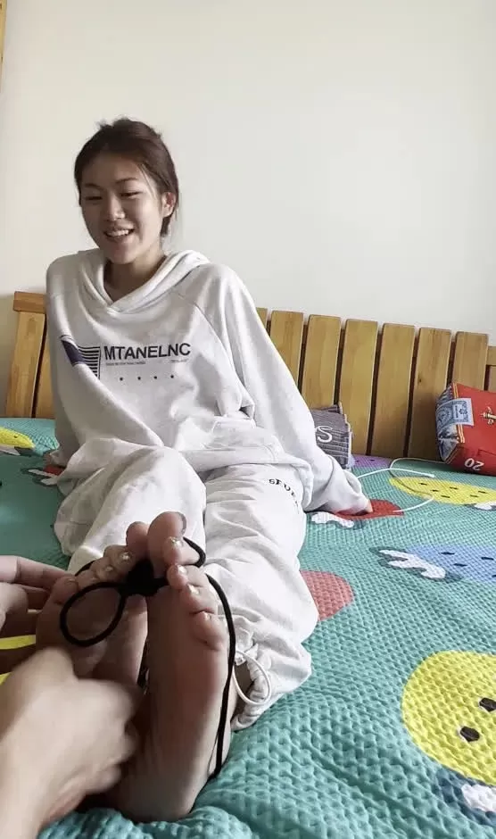 175身高-农大学姐被挠脚心 (2).webp