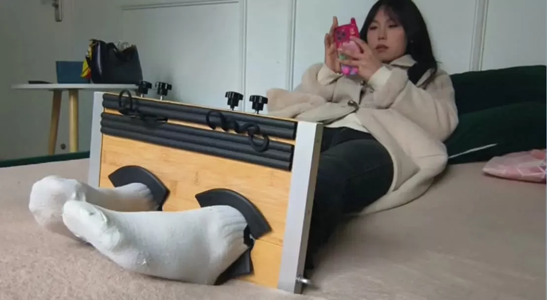 足枷tk高一御姐型美女，脚底抹油30分钟 (3).webp