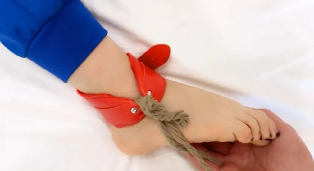 大字捆绑美术生挠她白嫩小脚，痒的浑身骚动 (3).webp