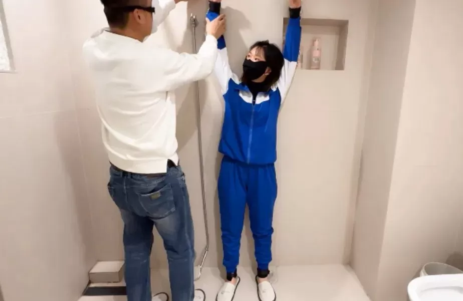 大字捆绑美术生挠她白嫩小脚，痒的浑身骚动 (6).webp