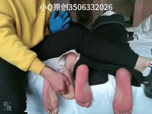 小Q原创 约来姐妹两个先让她们互挠再一起挠她们 (7).webp