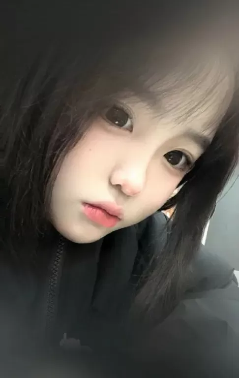 【网友原创】约来超可爱的妹妹拍摄把玩她的白嫩的胖脚丫  (1).webp