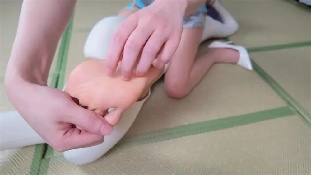 【象人原创】嗷嗷&猫猫-女女tk，疯狂玉足挠痒 (7).webp