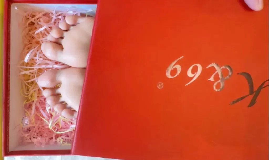 老同学-下班回家 小汗脚被我做成足盒TK (3).webp