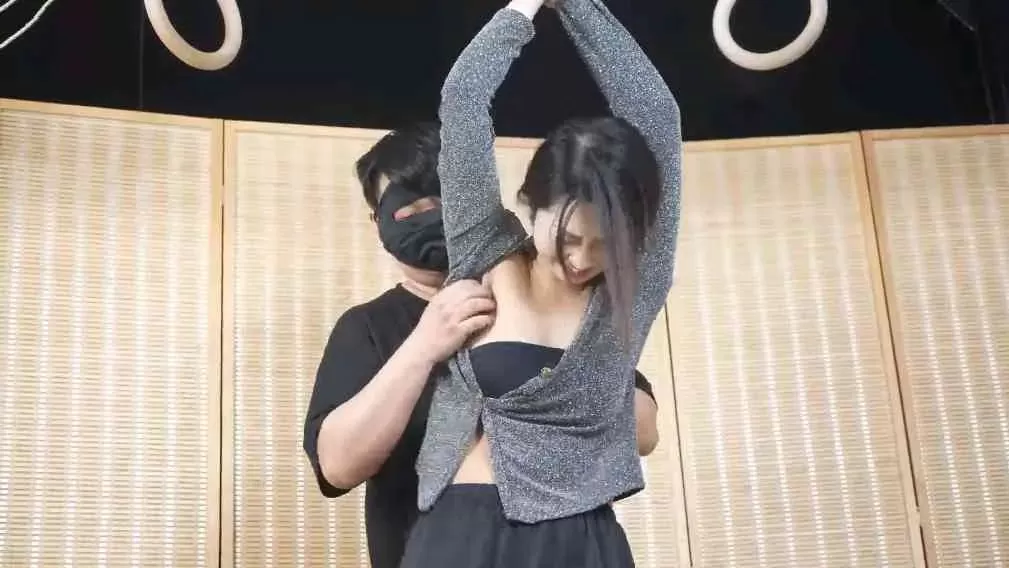 小琪-第一次尝试捆绑的姑娘 (4).webp