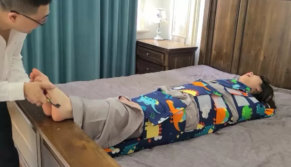 严厉惩罚问题女孩 固定TK  (3).webp