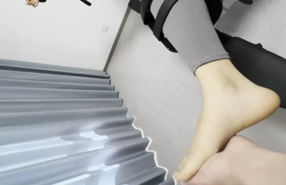 绑在检查床上 被肆 分开所有脚趾长时间挠脚心 (3).webp