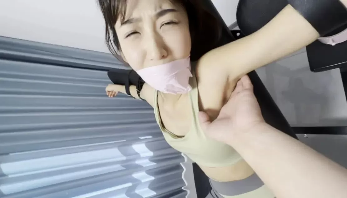 绑在检查床上 被肆 分开所有脚趾长时间挠脚心 (7).webp