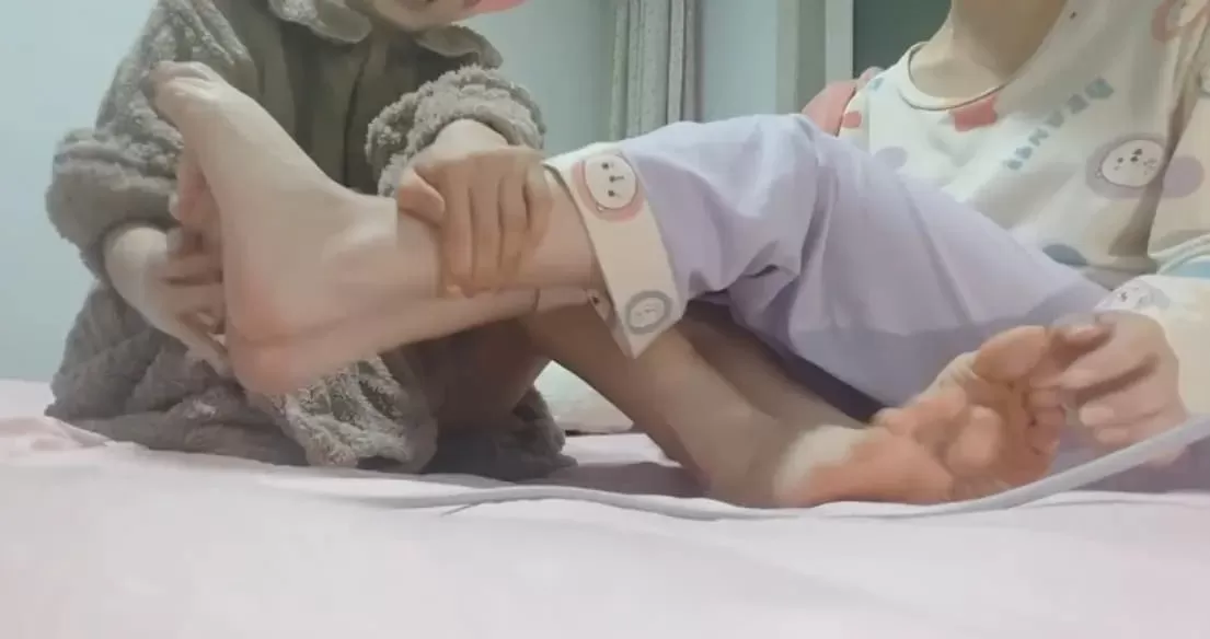 高中姐妹裸足，黑丝，脚心抹油tk，腰部互挠 (1).webp