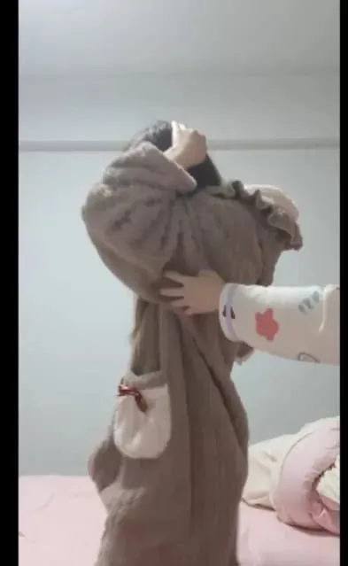 高中姐妹裸足，黑丝，脚心抹油tk，腰部互挠 (6).webp