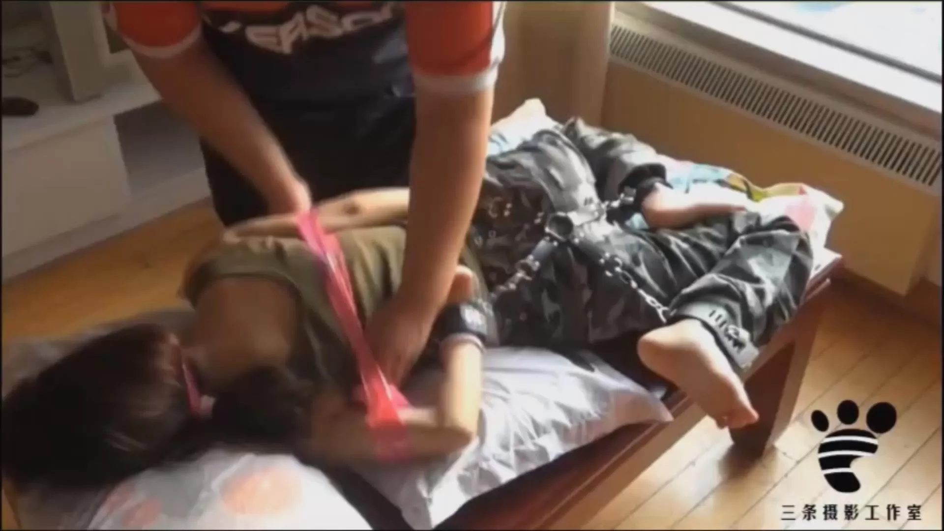 三条 - 整蛊俱乐部系列（三）倒霉的邂逅 挠银狐军装美女棉袜足底 挠哭了.mp4_20251210.webp