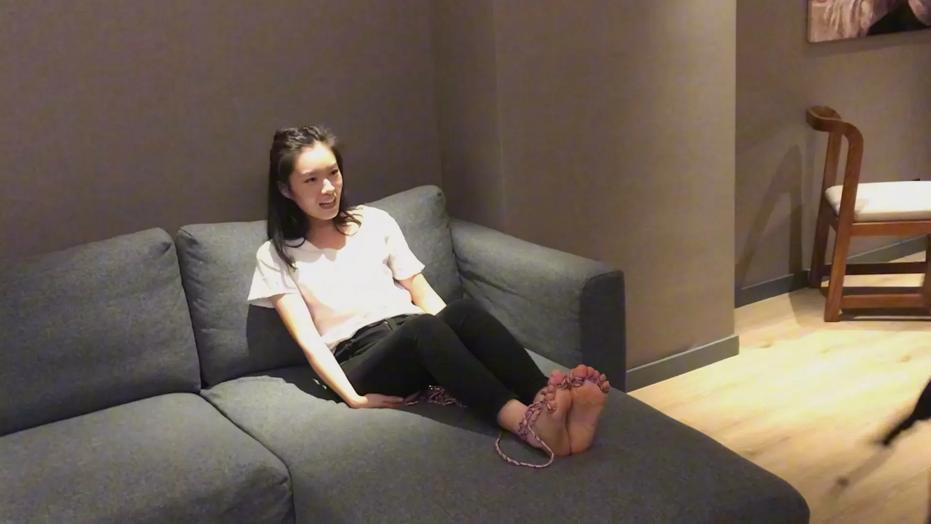 【重磅精品】三条-PP原创-微剧情-招来三个学妹挠棉袜嫩脚丫 纯tk高清推荐.mp4_2025121.webp