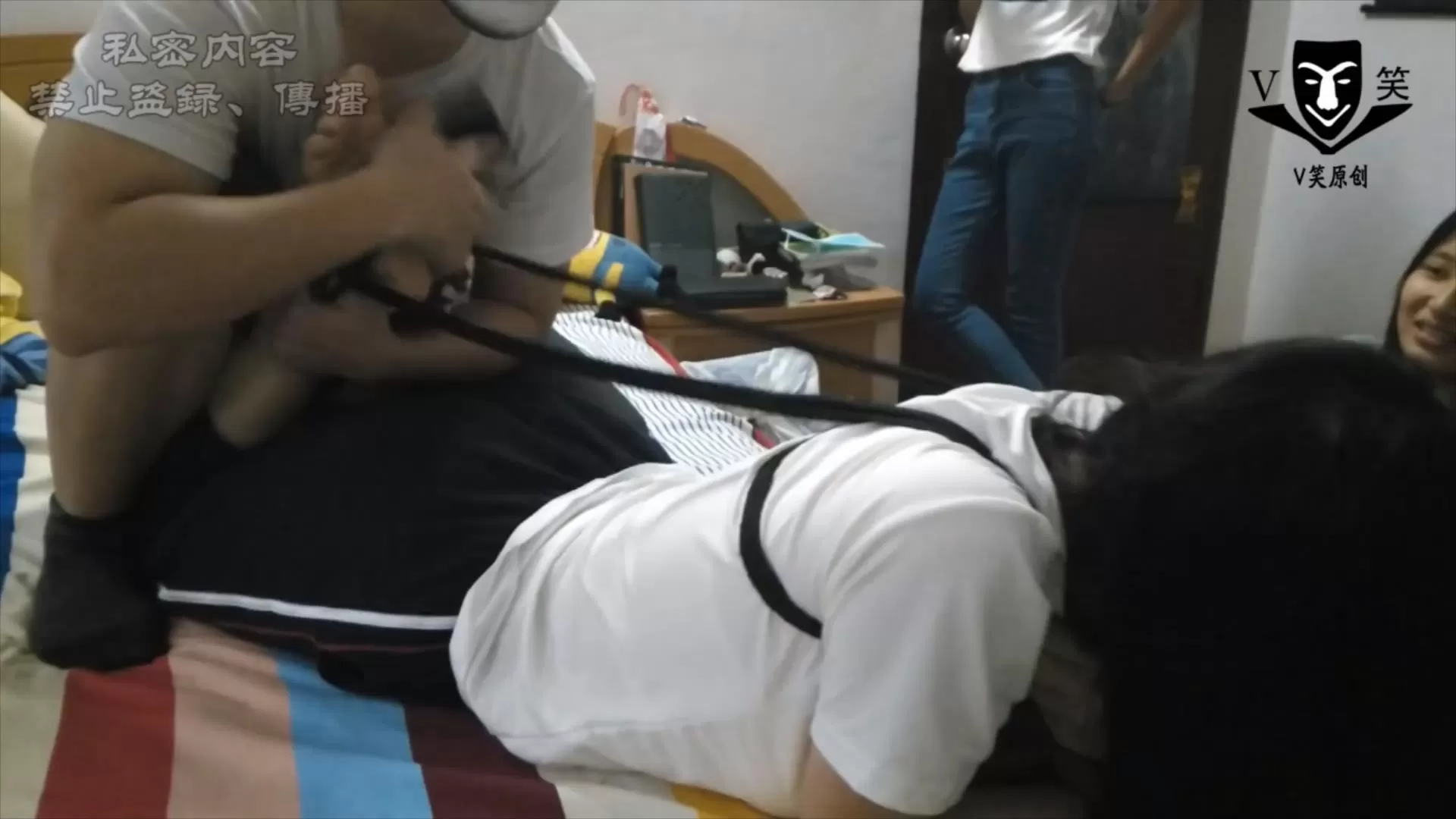V笑原创 中学生-014 姐妹们的折磨：女孩哭了.mp4_20251214_205237094.webp