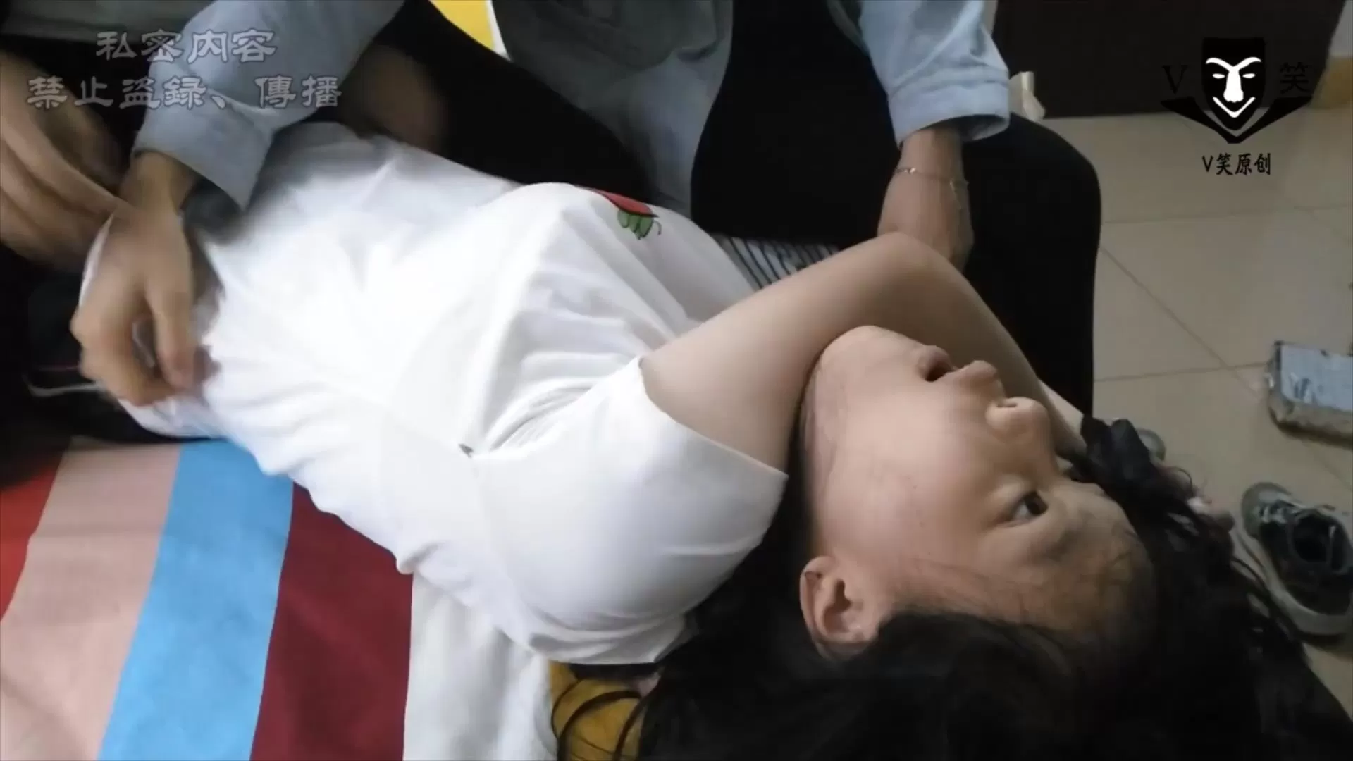 V笑原创 中学生-014 姐妹们的折磨：女孩哭了.mp4_20251214_205407914.webp