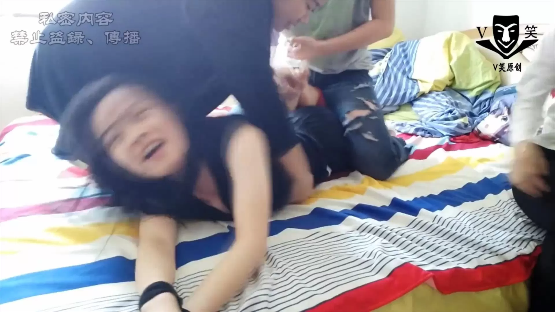 V笑原创 中学生-014 姐妹们的折磨：女孩哭了.mp4_20251214_205528509.webp