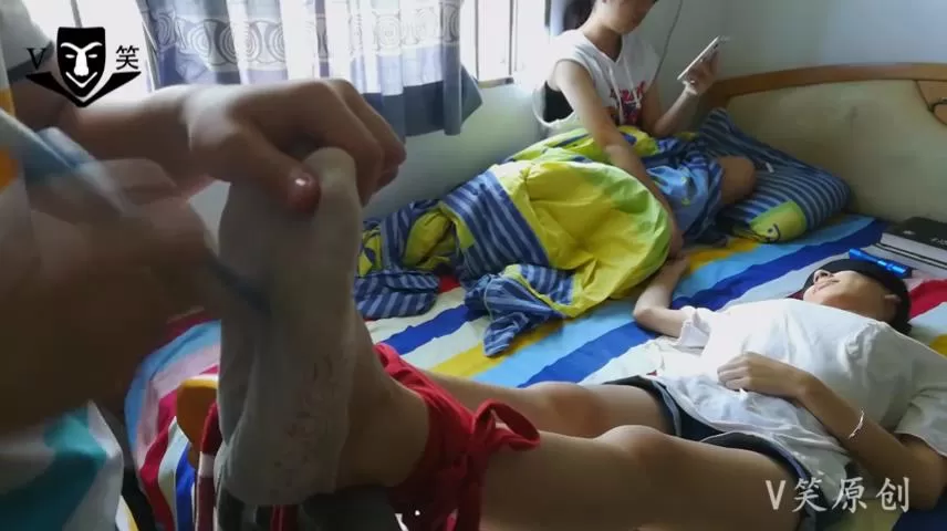 V笑原创 中学生-018 美术生姐妹TK.mp4_20251214_212929395.webp