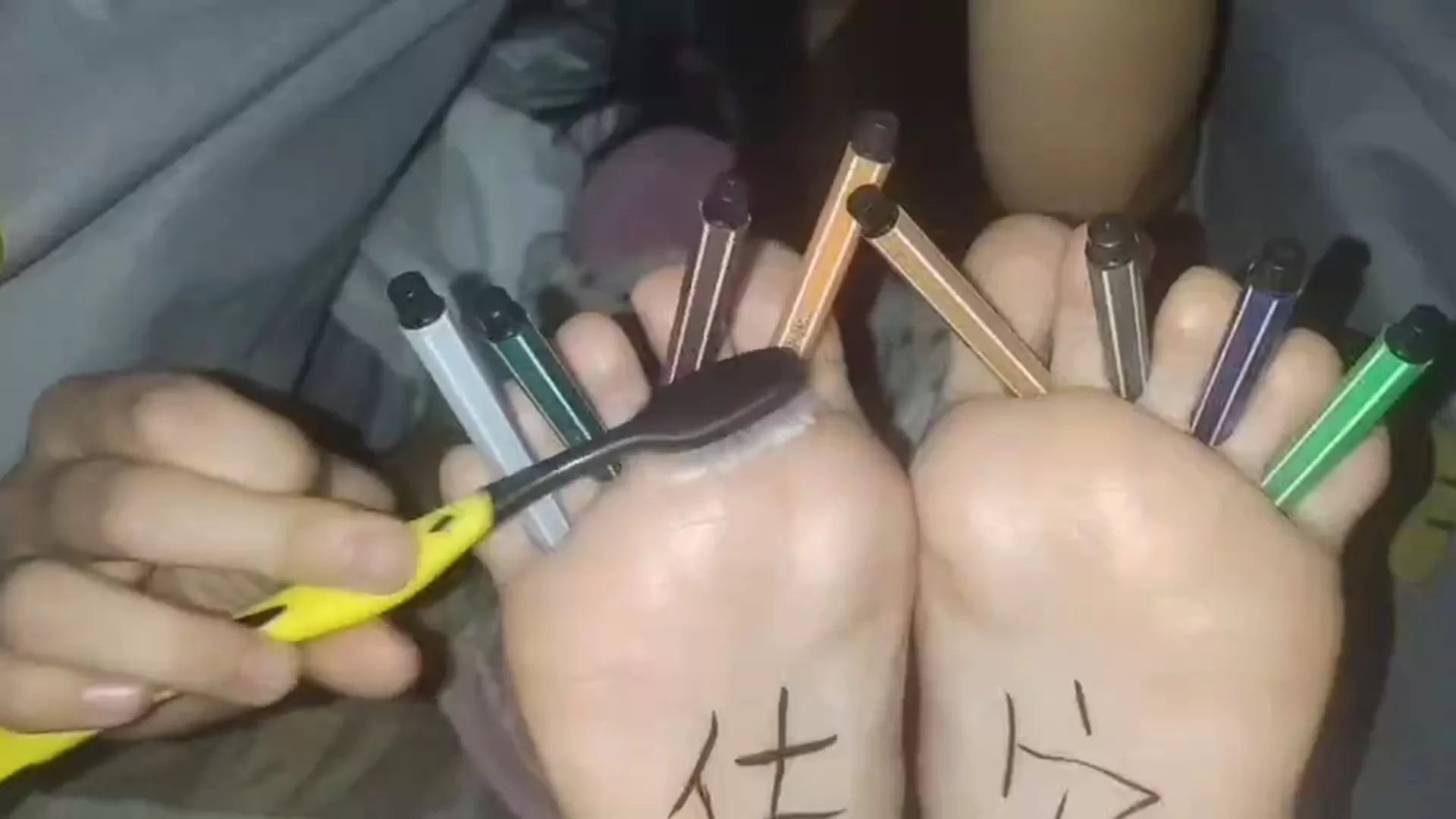 每一根脚趾缝都塞满笔铅笔-不知名自挠.mp4_snapshot_00.00.278.webp