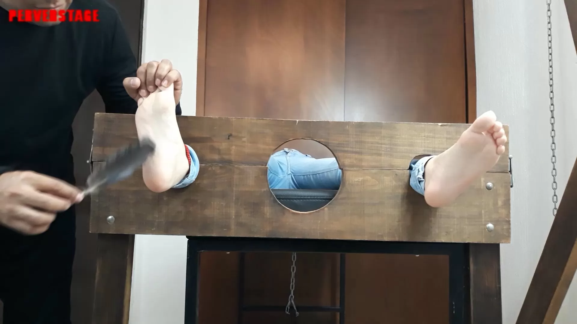 Perverstage - Sweaty Feet of Skater Girl.mp4_snapshot_02.00.540.webp