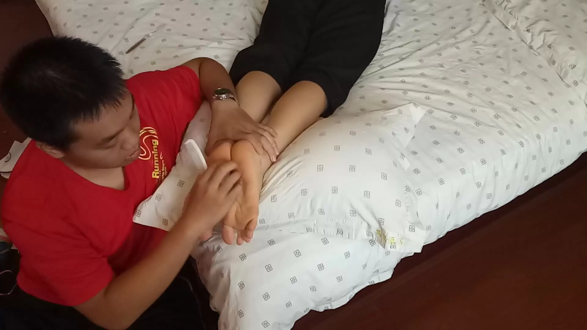 熊大原创 挠玩TK圆帽高中妹子的小脚丫_43_1.webp