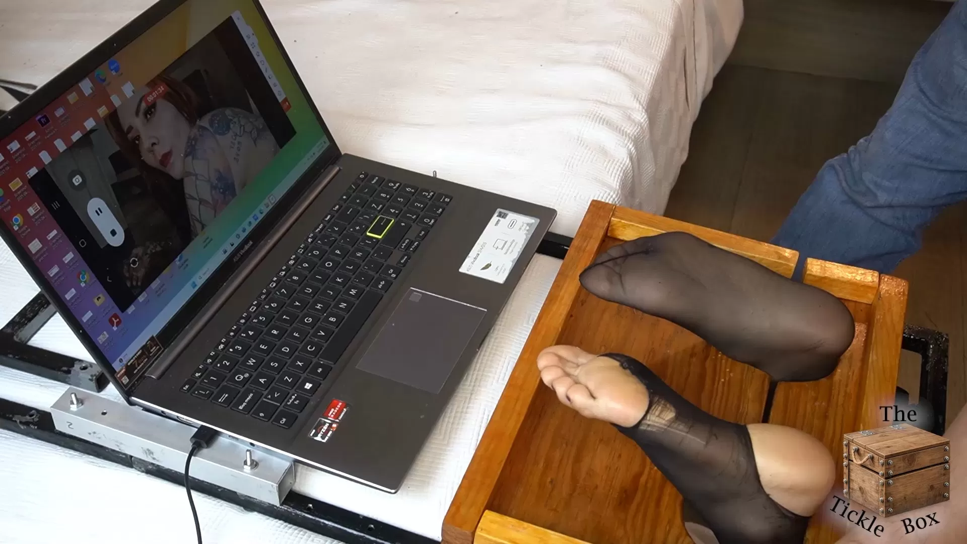 TheTickleBox – Sarah has sensitive feet.mp4_snapshot_00.00.032.webp