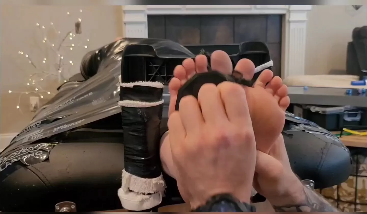 Fettish – Tickle Dice pt 2.mp4_snapshot_06.39.000.webp