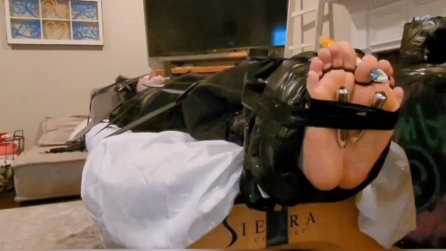 Fettish – Ticklemania 5.mp4_snapshot_28.25.000.webp