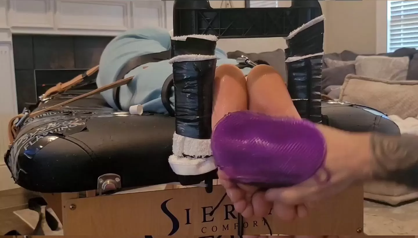 Fettish – Tickle Dice With Kendra Lynn.mp4_snapshot_19.32.000.webp