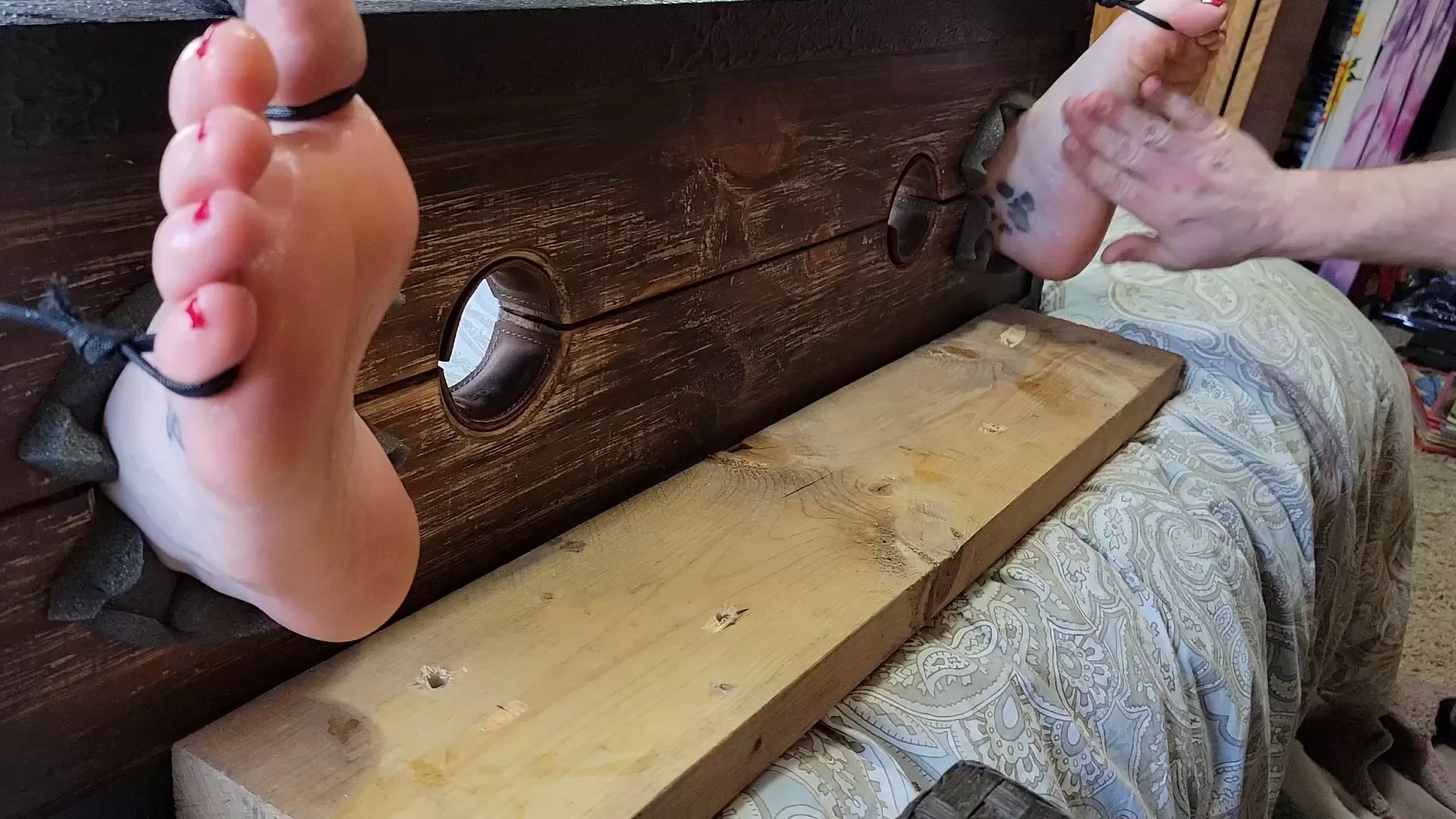 CallieSmith25Tickling – Callie Smith bafefoot oiled tickling.mp4_snapshot_04.12.402.webp