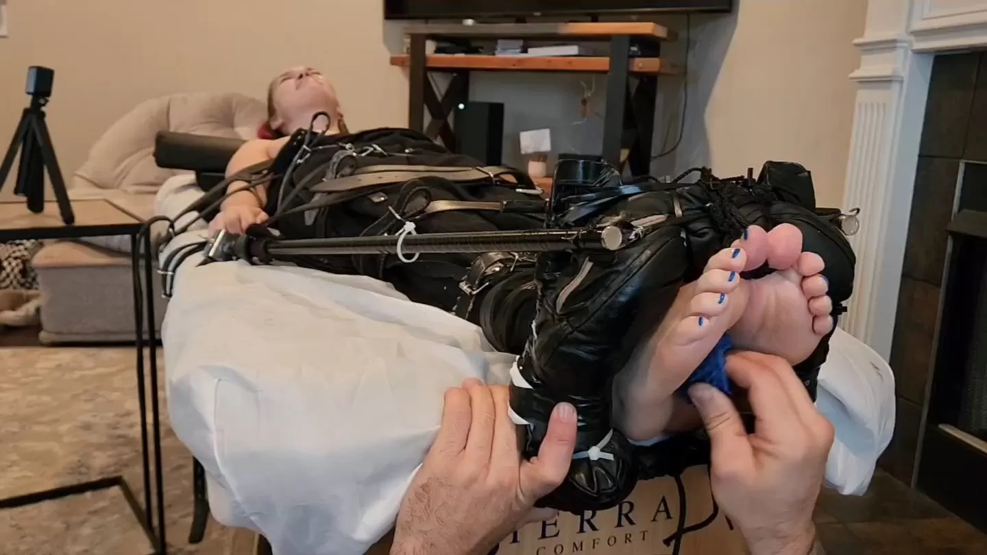 Fettish – Iris – Mummified Ticklegasm.mp4_snapshot_24.09.000.webp