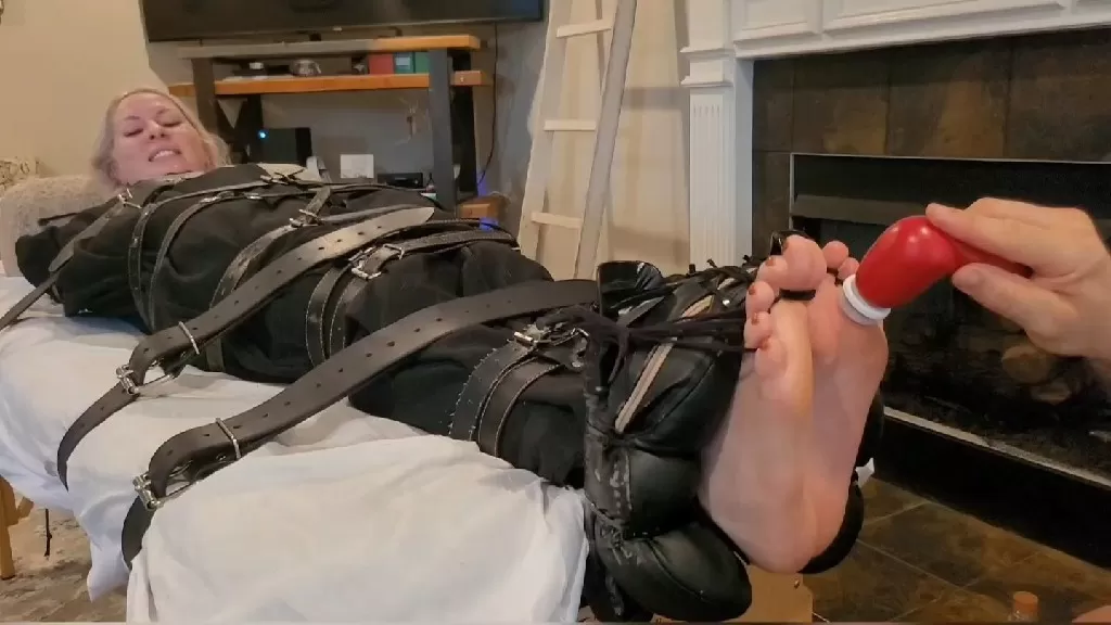 Fettish – The Tickle Table – Sydney Paige (tools only).mp4_snapshot_02.11.000~1.webp