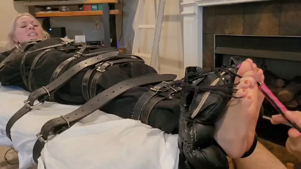 Fettish – The Tickle Table – Sydney Paige (tools only).mp4_snapshot_05.48.000~1.webp