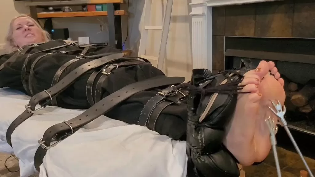 Fettish – The Tickle Table – Sydney Paige (tools only).mp4_snapshot_04.48.000~1.webp