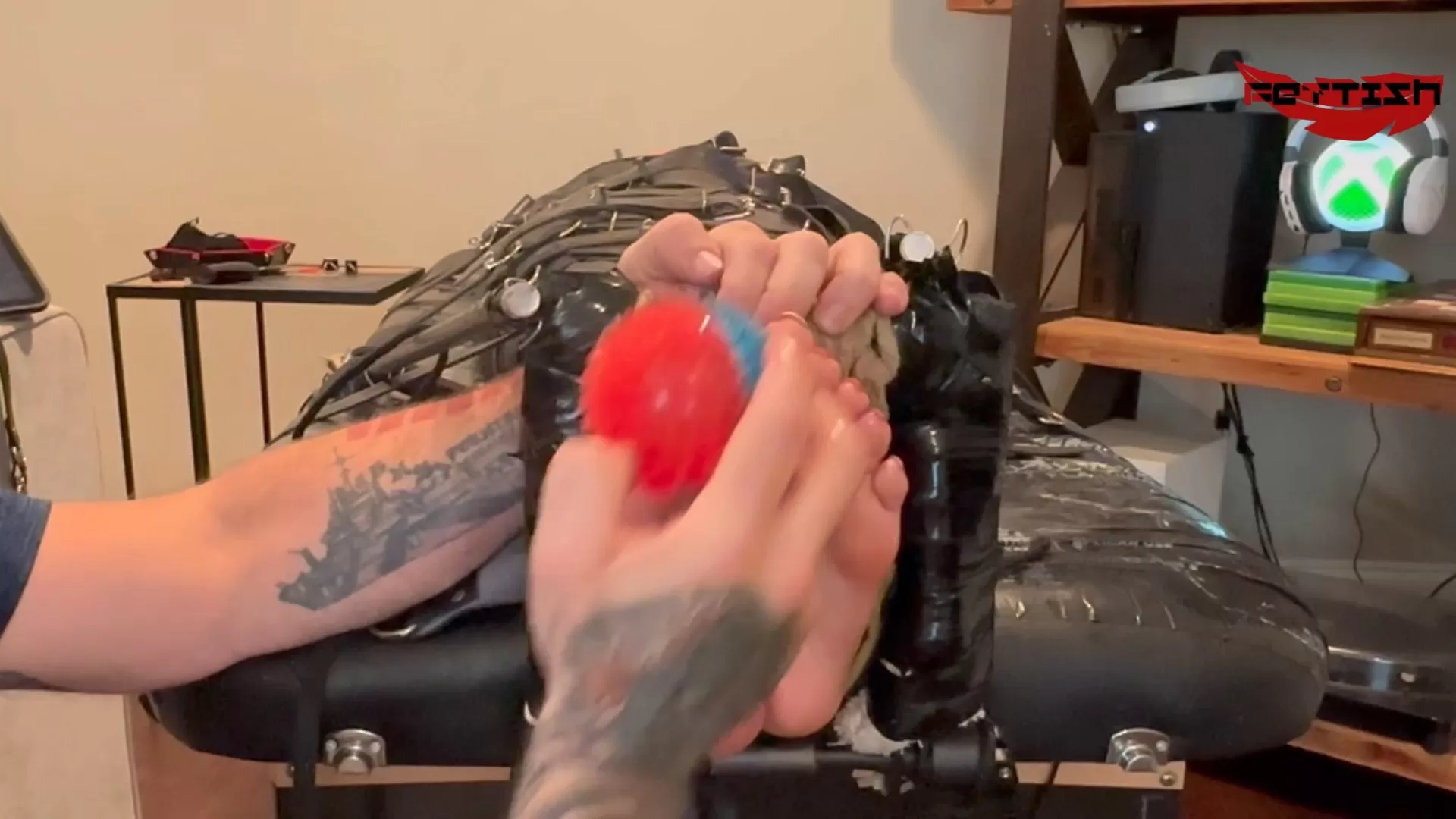 Fettish – Tickle Dice – Miss Mia.mp4_snapshot_16.31.666.webp