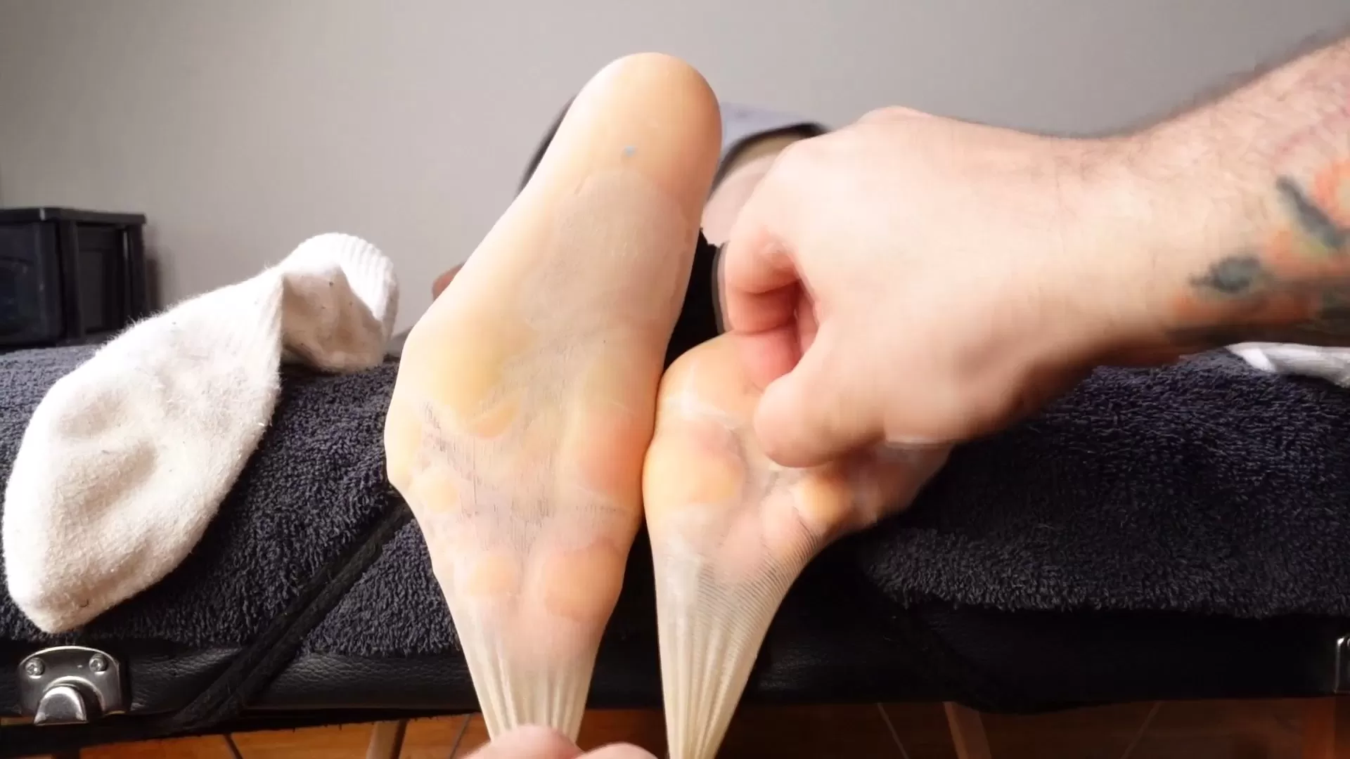 TheTickleRoom – Mei Meis Nylons Hell Pt 1 “Facedown Surprises”.mp4_snapshot_0.webp