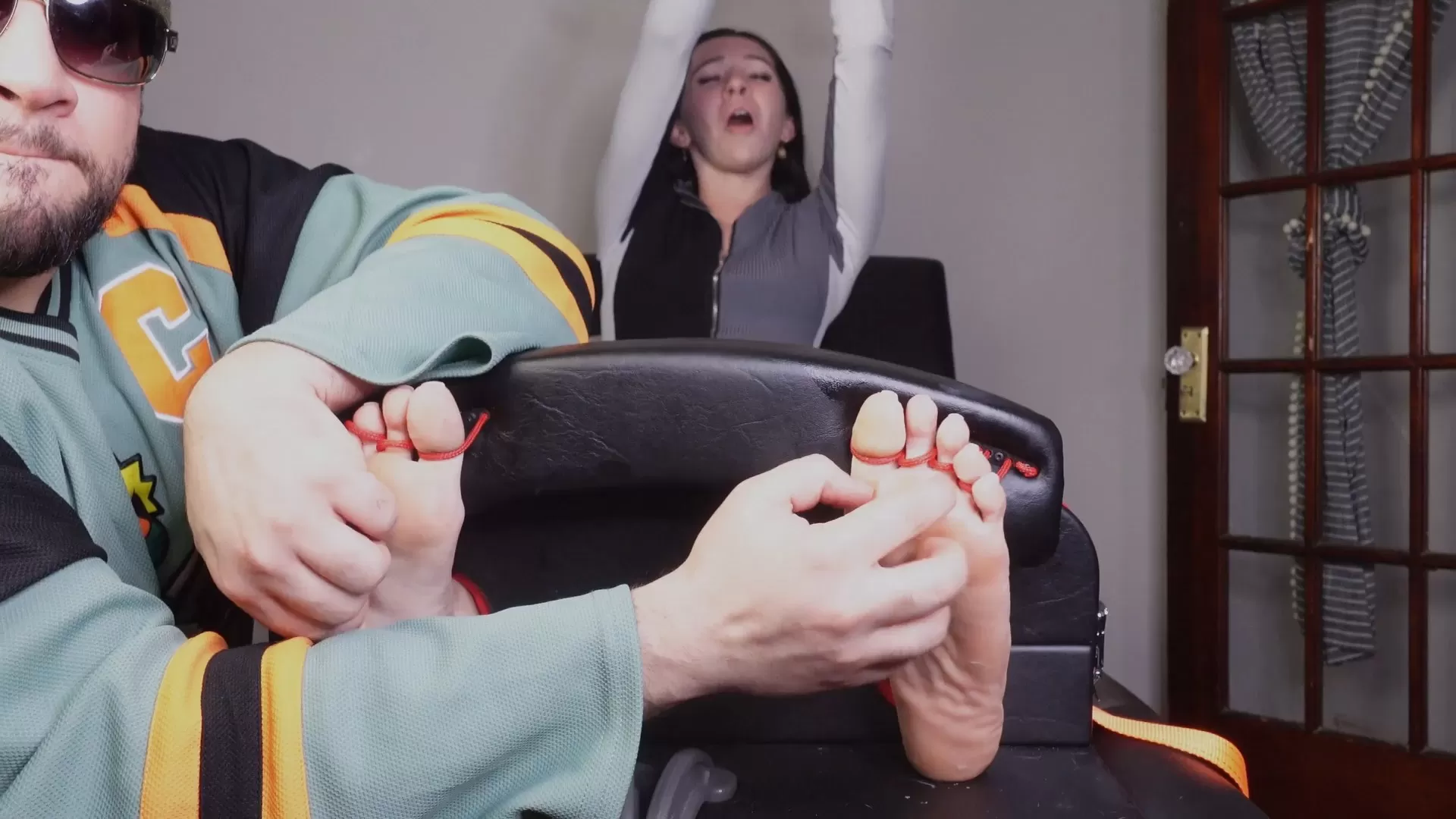 TheTickleRoom – Domme Nicoles Big Foot Tickle!.mp4_snapshot_01.45.105.webp