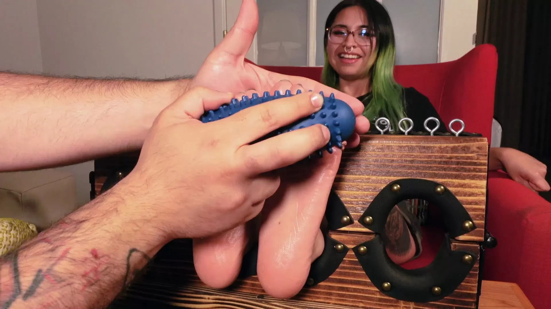 TheTickleRoom – Jenny the Kippy Kats First Foot Tickle.mp4_snapshot_04.05.245.webp