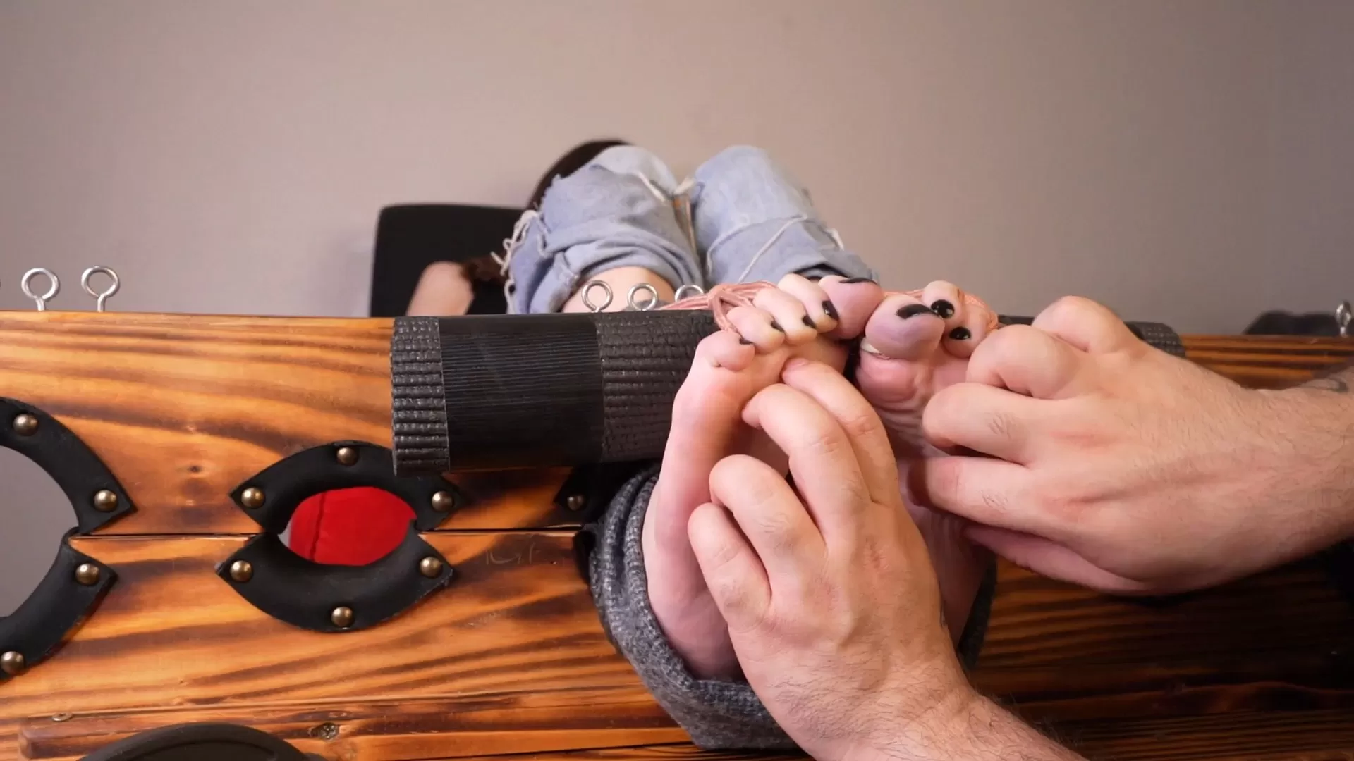 TheTickleRoom – Anries First Foot Tickle!.mp4_snapshot_01.55.115.webp