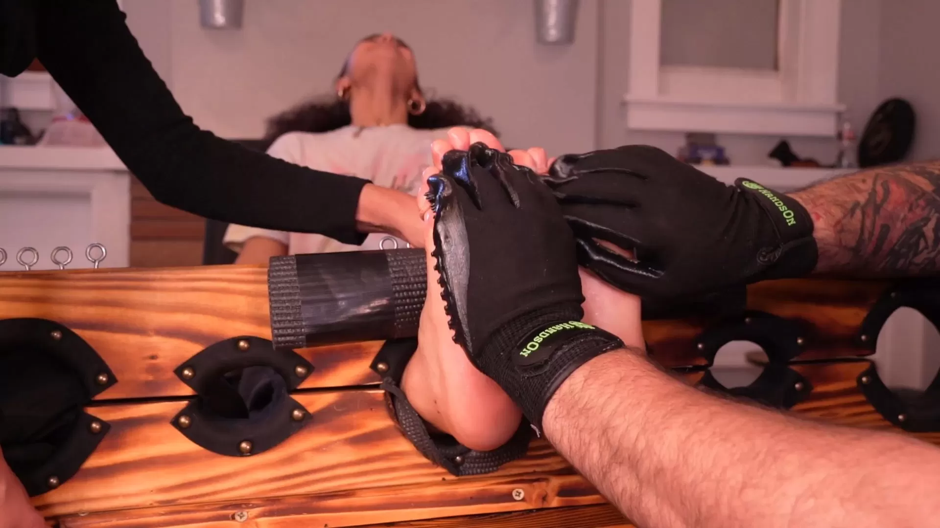 TheTickleRoom – Athenas Big Foot First Tickle!.mp4_snapshot_06.35.328.webp