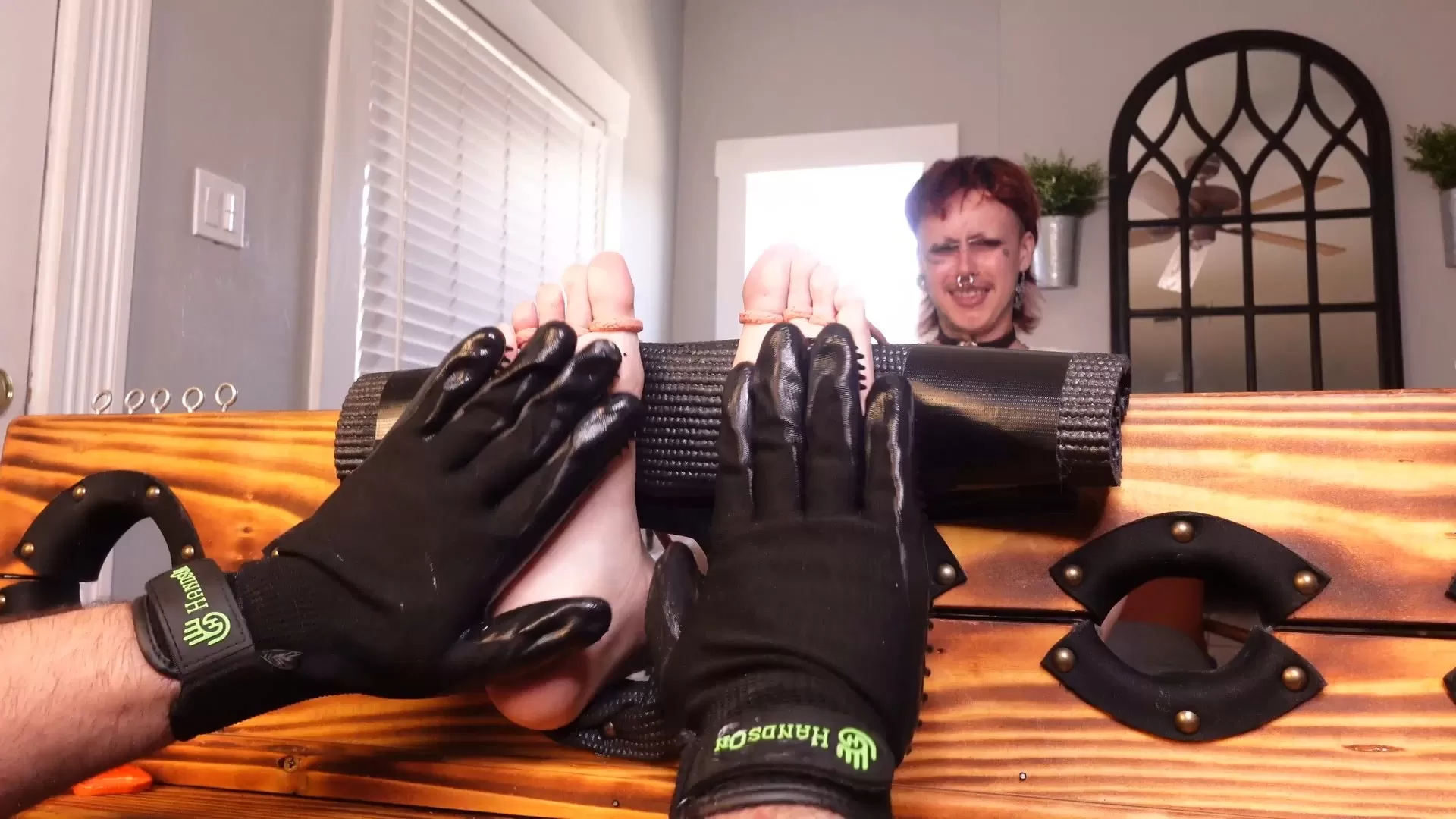 TheTickleRoom – Punk Transgender Aris First Foot Tickle!.mp4_snapshot_03.15.195.webp